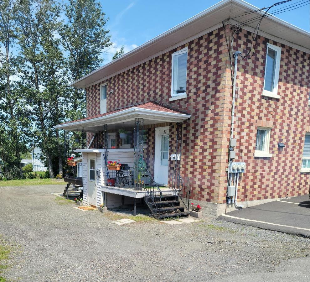 Cozy Quiet Place Next To Hwy Smart Tv+Wifi+Netflix Edmundston Exterior photo